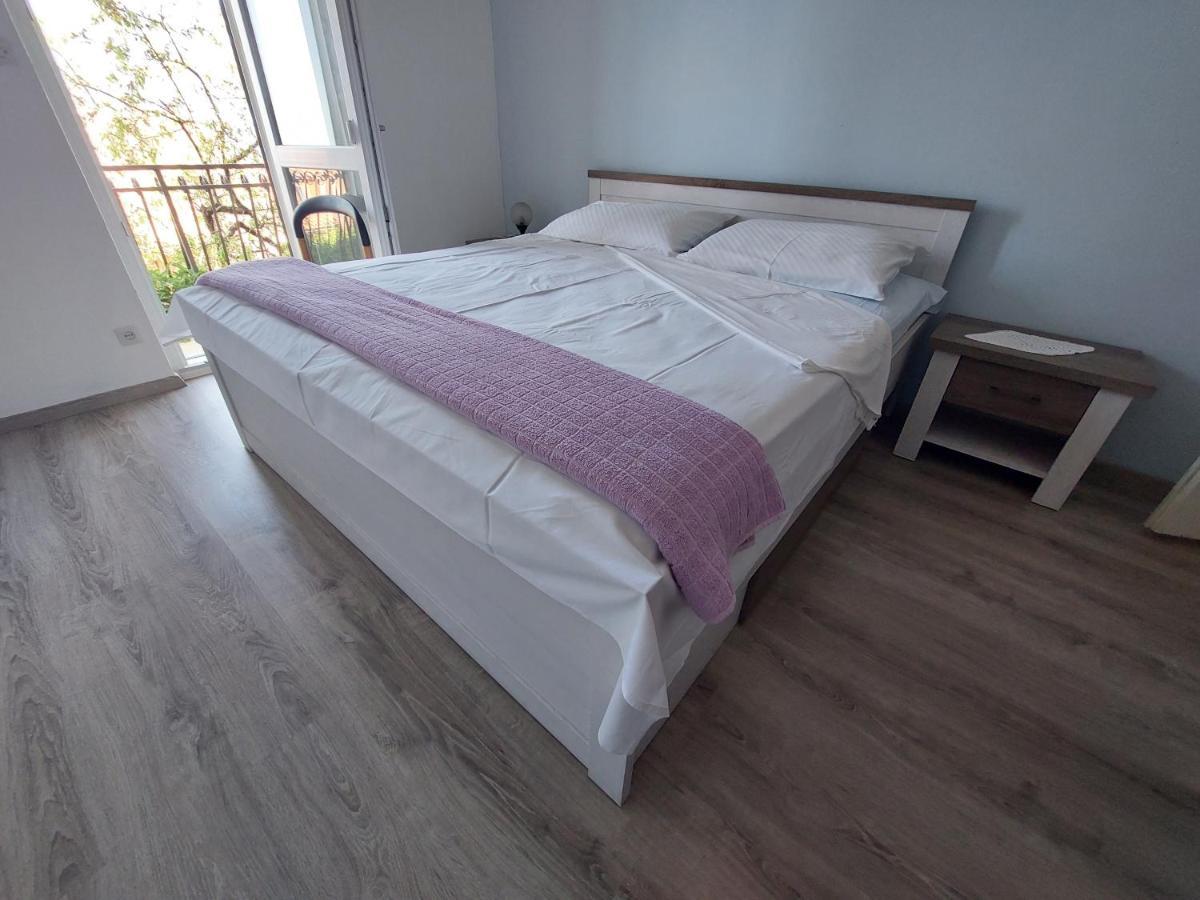 Apartment Black Primosten Bagian luar foto