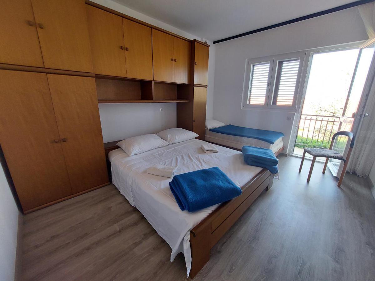 Apartment Black Primosten Bagian luar foto