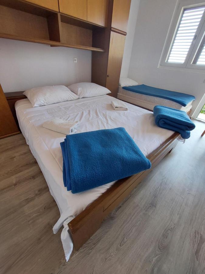 Apartment Black Primosten Bagian luar foto
